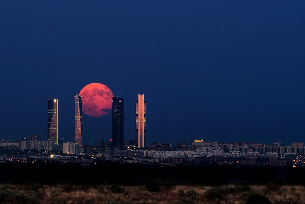 Mặt trăng trên bầu trời thành Madrid (Tây Ban Nha)